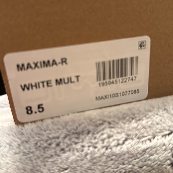 NWT Brand New in Box STEVE MADDEN
MAXIMA WHITE RHINESTONES SNEAKERS Sz 8.5 - Picture 13 of 14